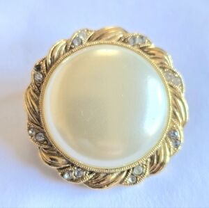 Vintage brooch round faux pearl cabochon gold tone pearlcore